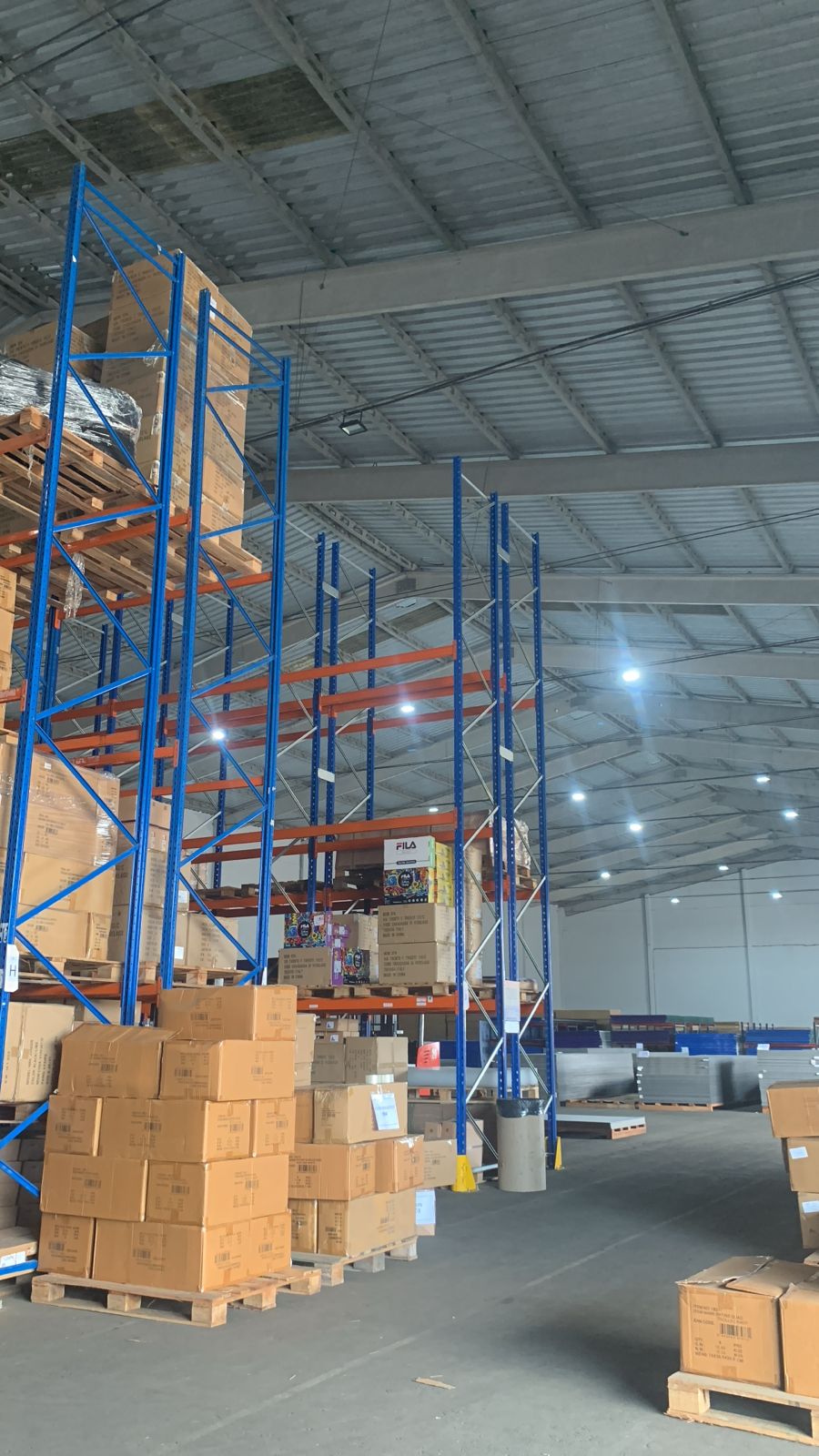 Armazém FRÓESLOG com porta-paletes e cargas organizadas