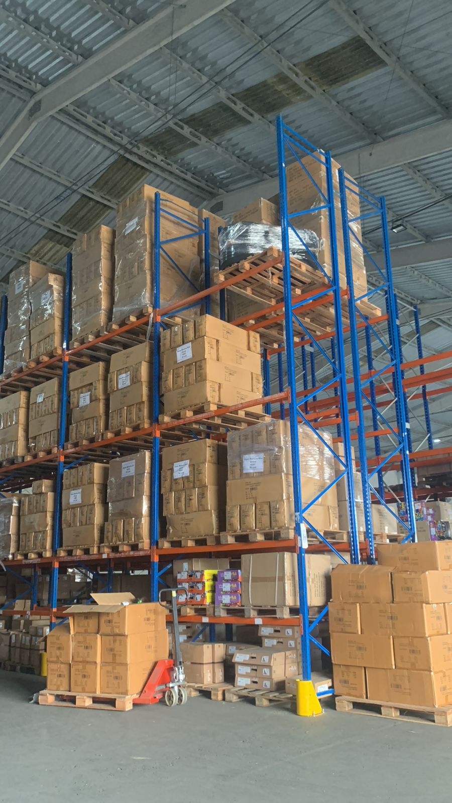 Estrutura de armazenagem FRÓESLOG com caixas paletizadas em porta-pallets