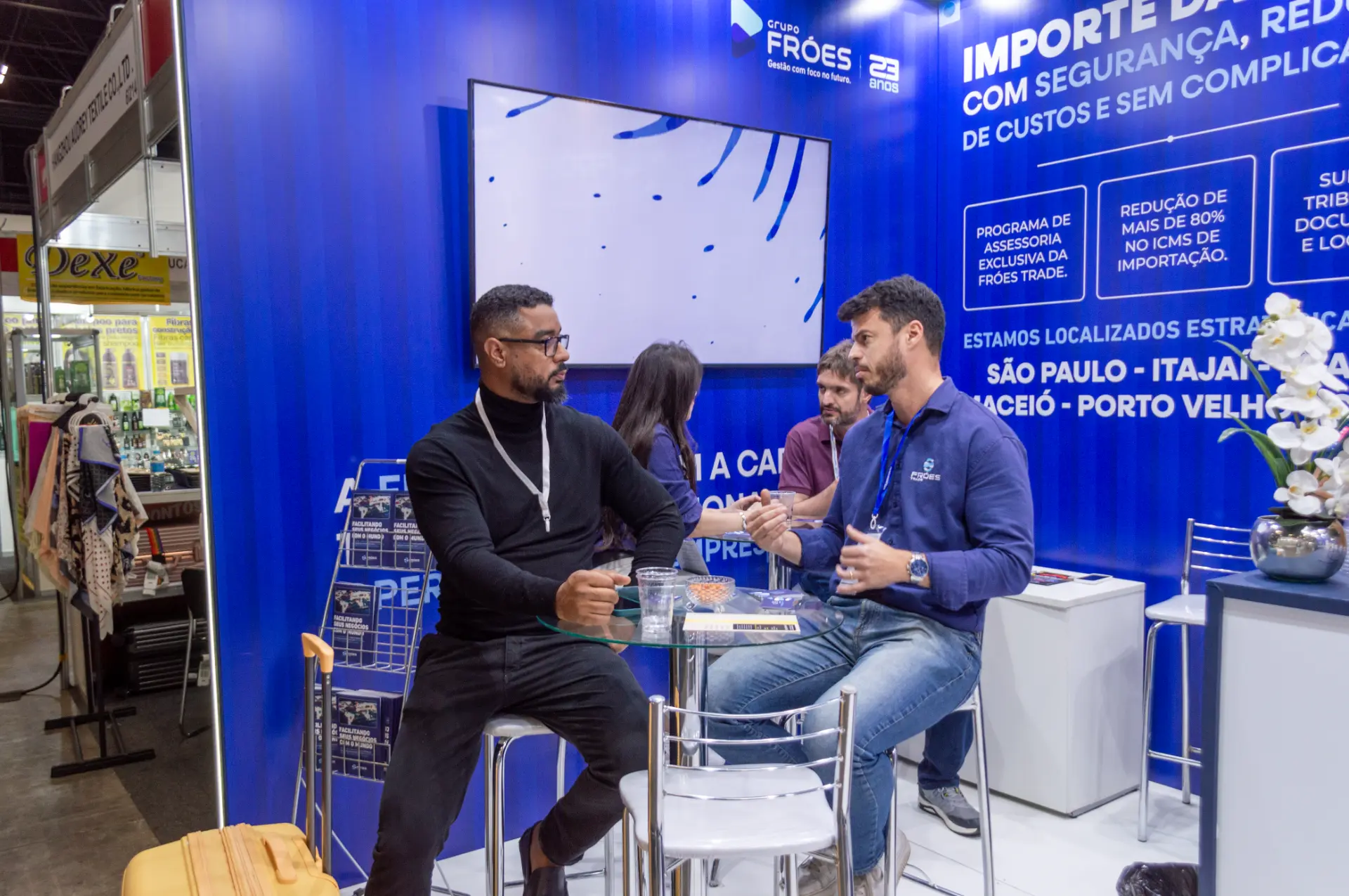 Conversa de negócios à mesa no estande do Grupo Fróes na China Homelife Brazil 2025
