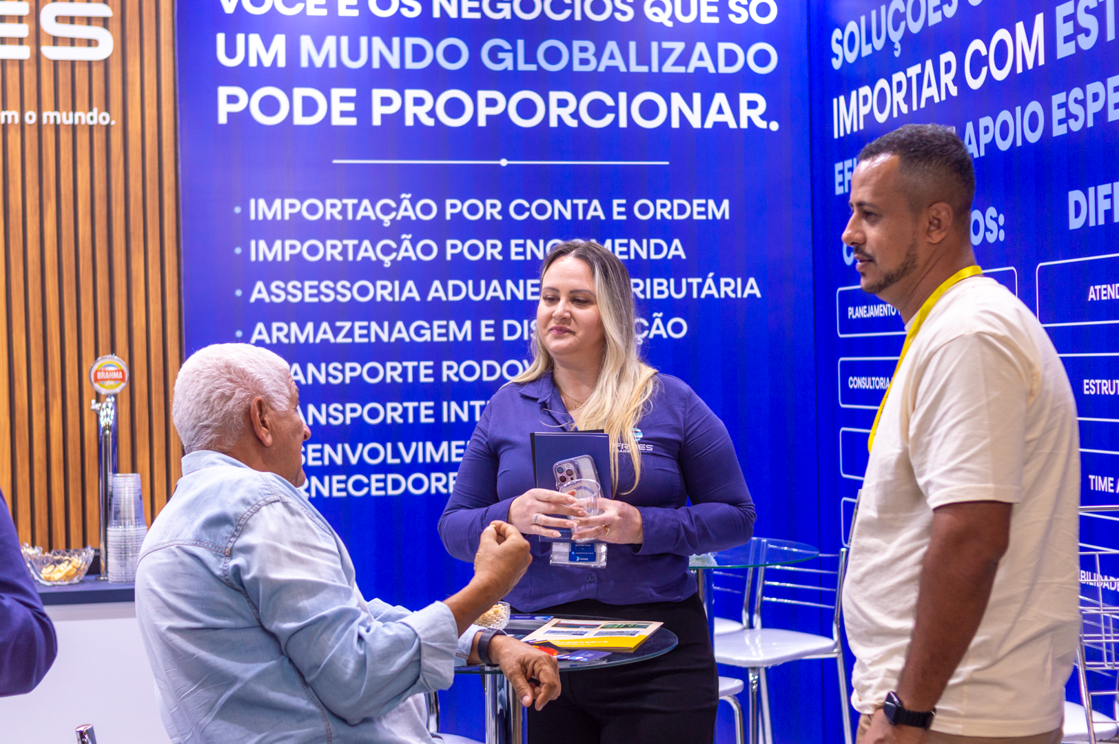 Profissional da Fróes Trade conversando com visitantes no estande do Grupo Fróes na China Homelife Brazil 2025