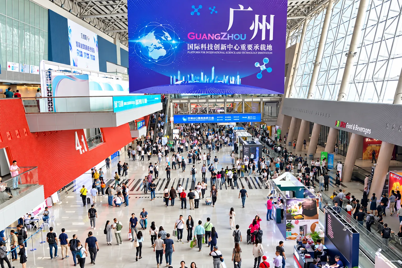 Saguão interno do Canton Fair Complex em Guangzhou com grande fluxo de compradores