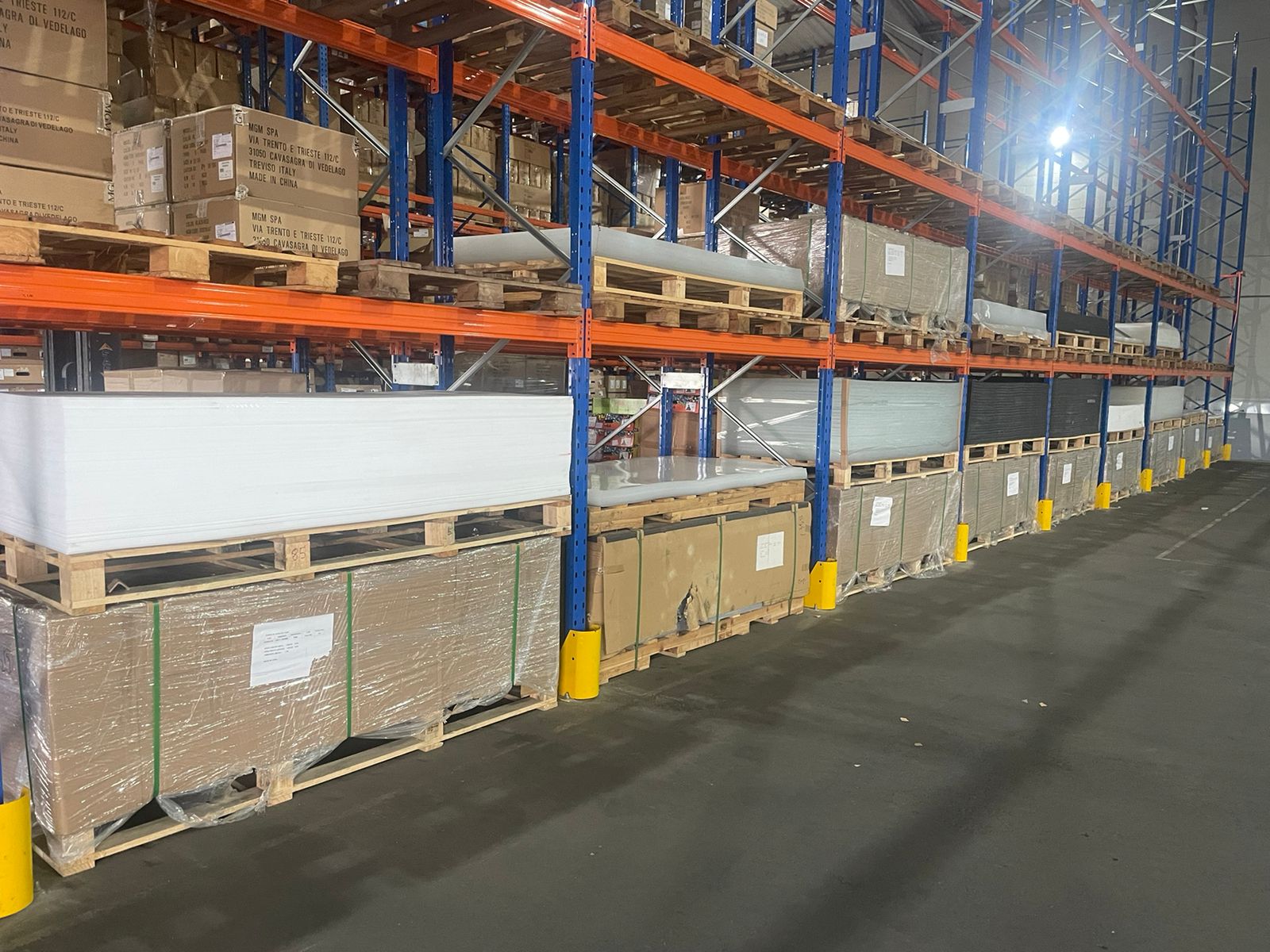 Estrutura de armazenagem FRÓESLOG com porta-pallets e mercadorias paletizadas