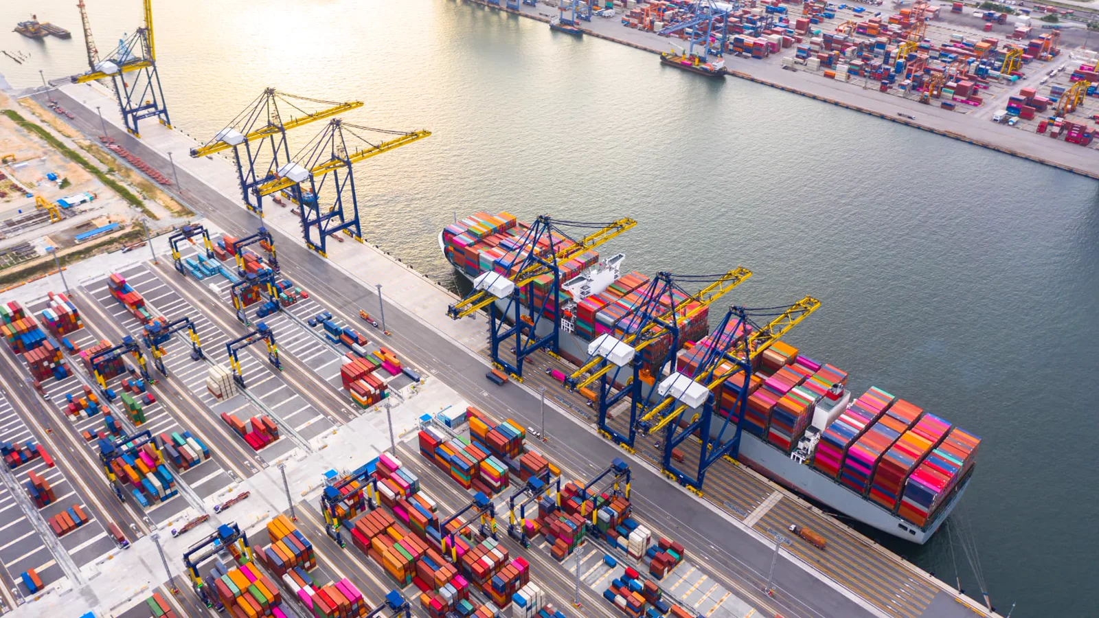 Comércio exterior brasileiro em 2026: navio porta-contêineres durante operação em terminal portuário