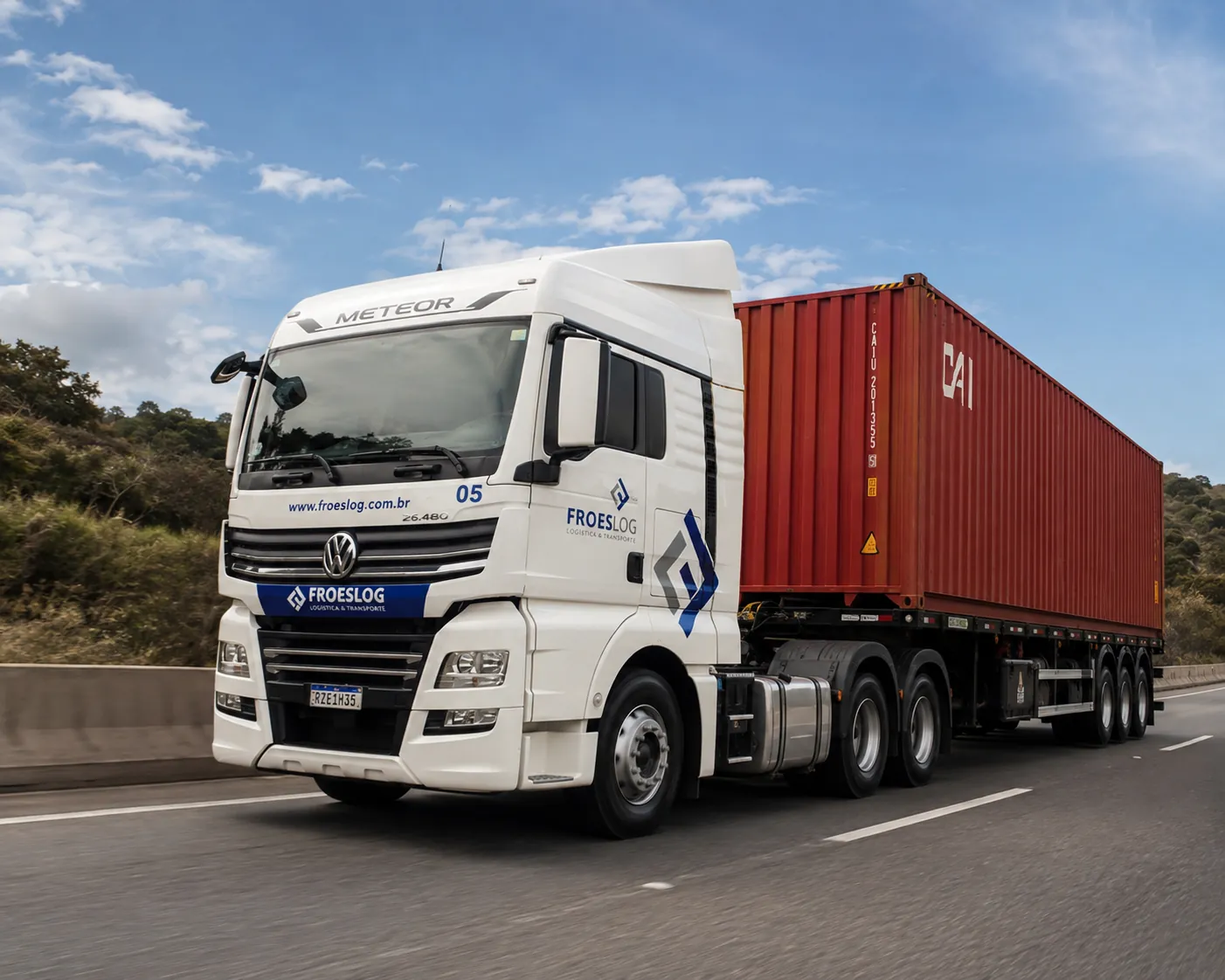 Caminhão FRÓESLOG transportando contêiner em rodovia após retirada no porto