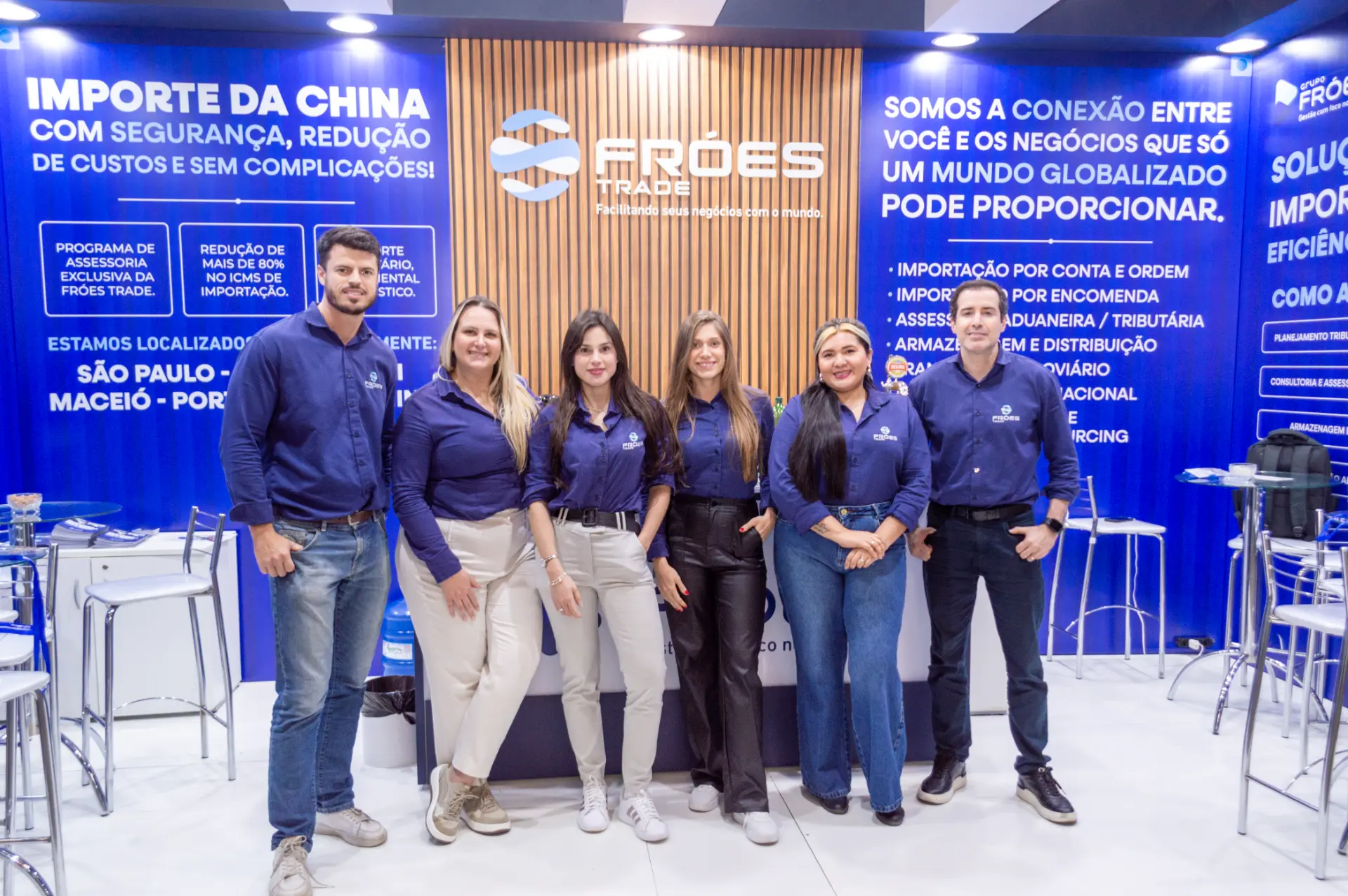 Equipe da Fróes Trade reunida no estande do Grupo Fróes na China Homelife Brazil 2025