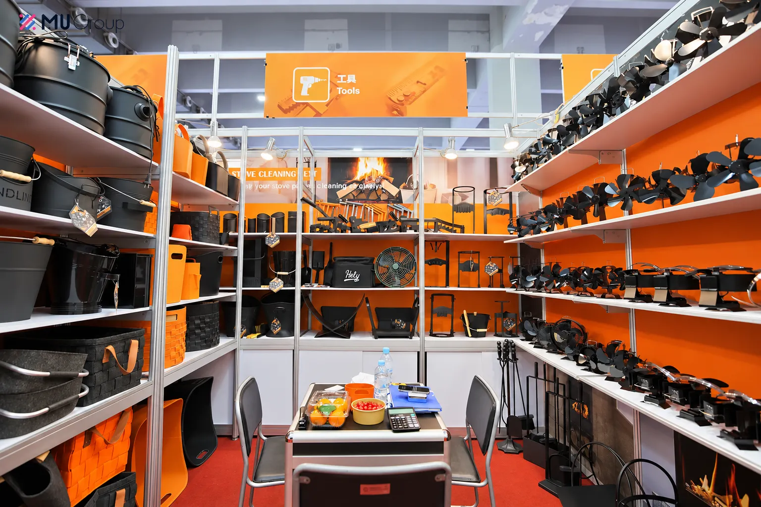 Estande da Canton Fair com ferramentas, panelas e organizadores em prateleiras laranja