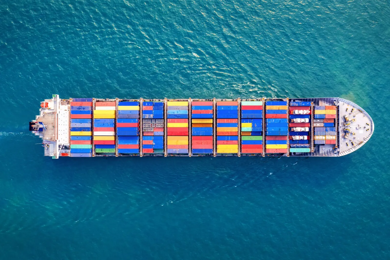 DUIMP e o novo processo de importação: vista aérea de navio porta-contêineres carregado em alto-mar