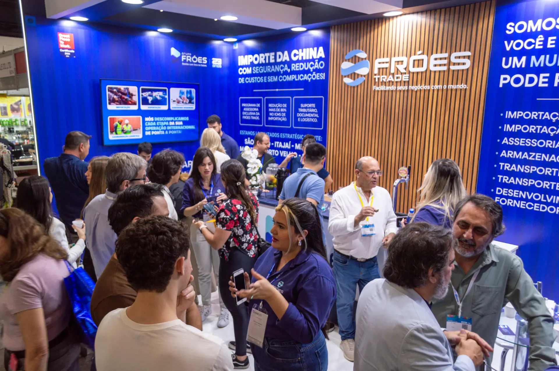 Estande do Grupo Fróes cheio de visitantes na China Homelife Brazil 2025