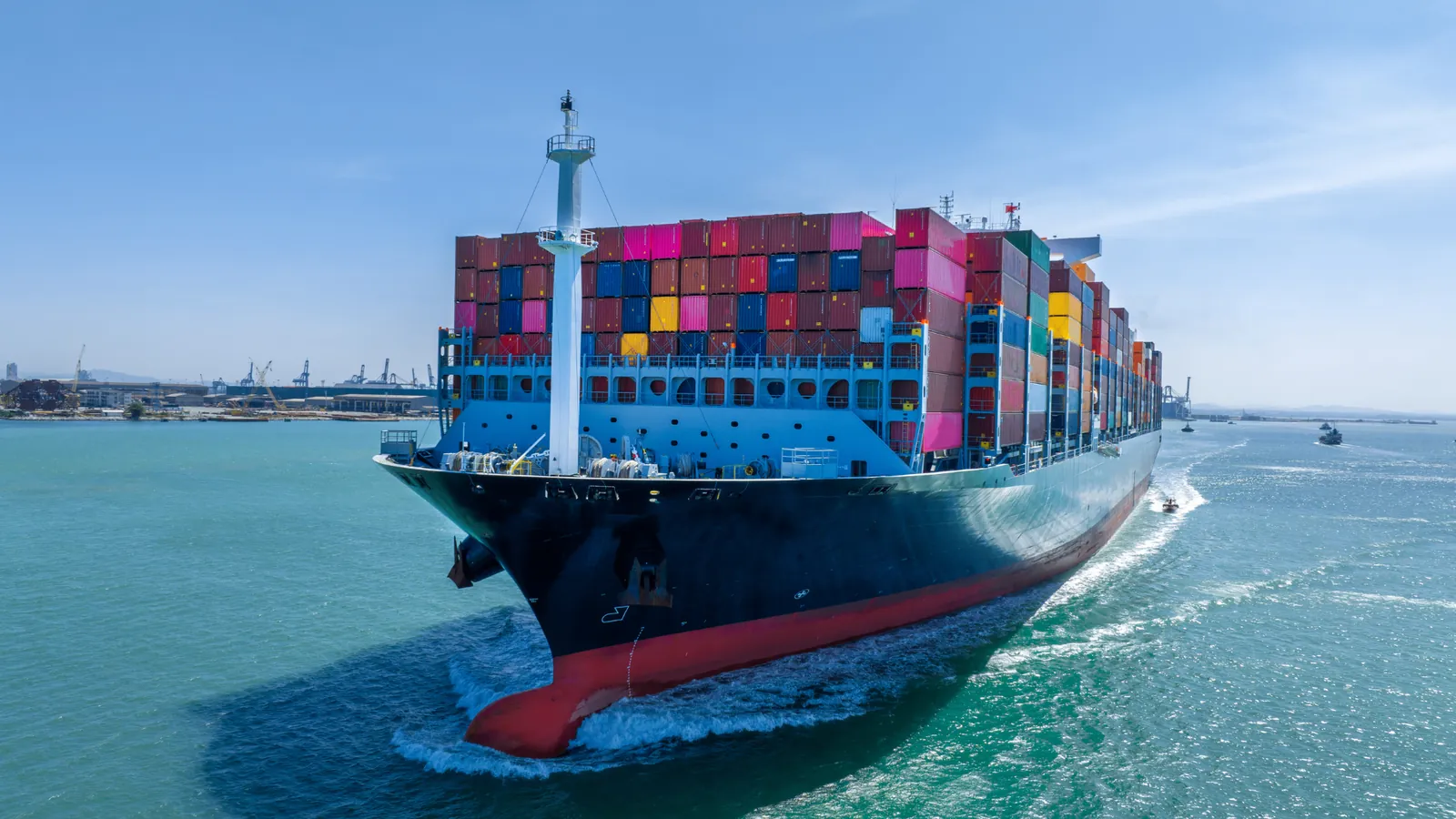 Navio porta-contêineres em porto brasileiro com carga internacional