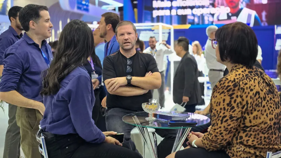 Interação entre equipe Fróes Trade e visitantes no estande da Intermodal 2026