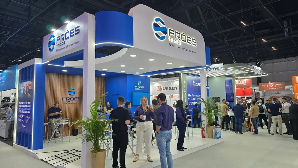 Estande da Fróes Trade na Intermodal 2026 com equipe atendendo visitantes