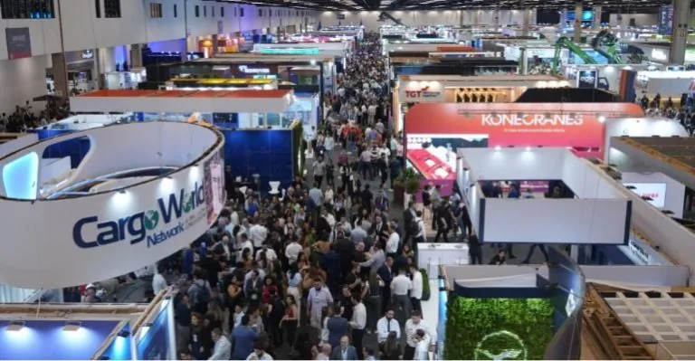 Feira de logística e comércio exterior com estandes e containers