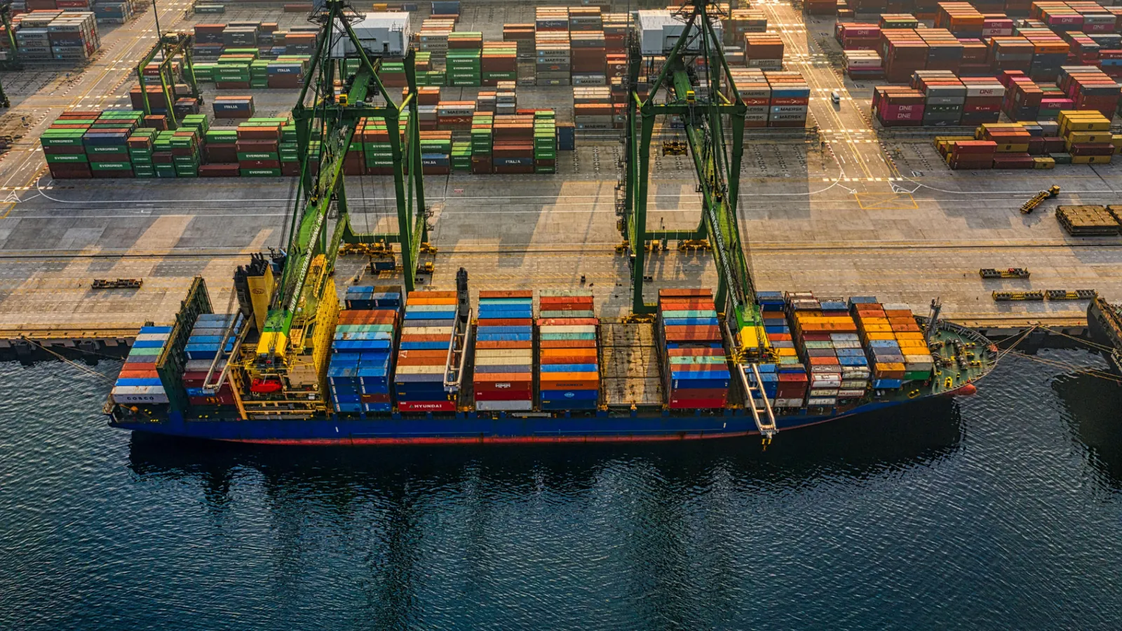 Containers em porto de comércio internacional